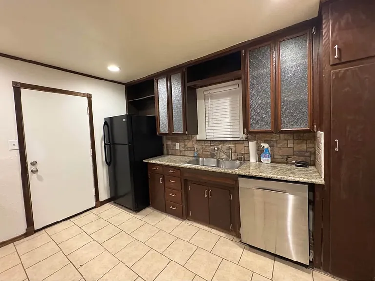 1109 N Redbud Dr — Photo 6