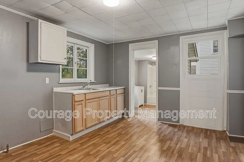 2 bed, 1.0 bath, 853 sqft, $1,150 — Photo 3