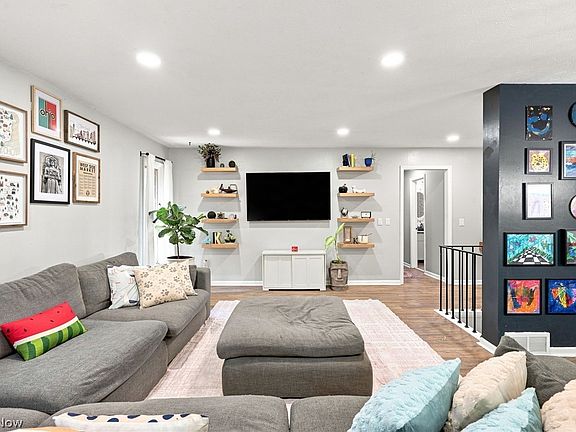 3rd image of 20019 Hawthorne Ln