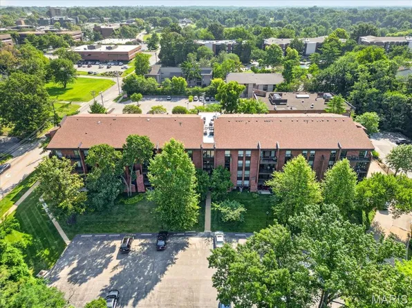 585 Coeur De Royale Dr APT 201, Saint Louis, MO 63141