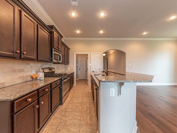5th image of 211 Forest Grove Dr