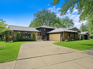 8360 Mending Wall Dr, Woodridge, IL 60517