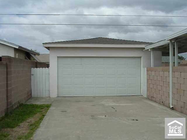 7913 La Fiesta Garage