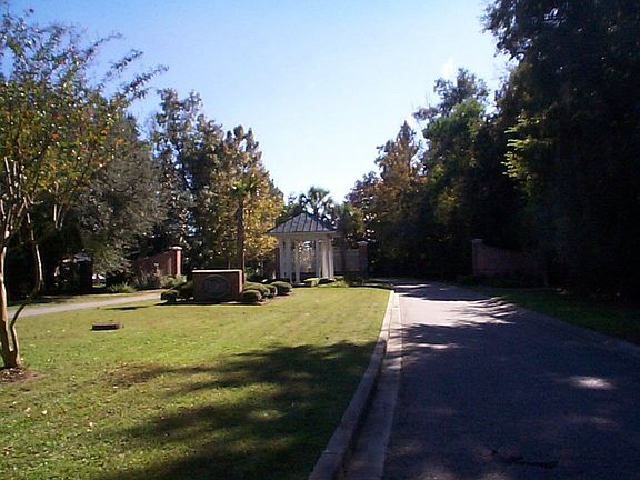 well manicured entrance to Indigo Fields