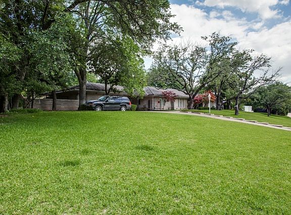 3rd image of 10030 Surrey Oaks Dr