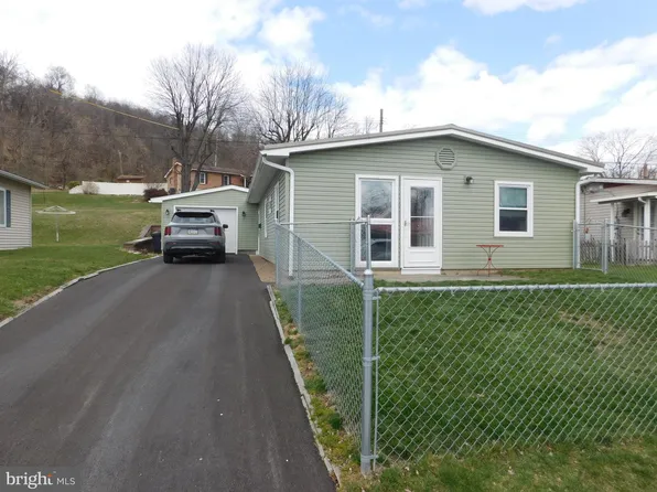 109 Sunset Dr, Burnham, PA 17009