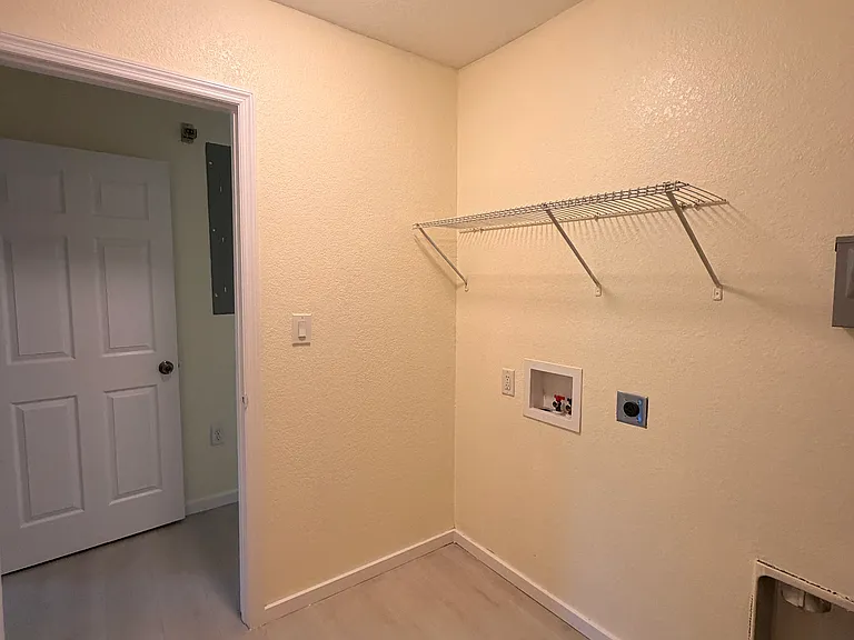 305 W Country Club Dr — Photo 13