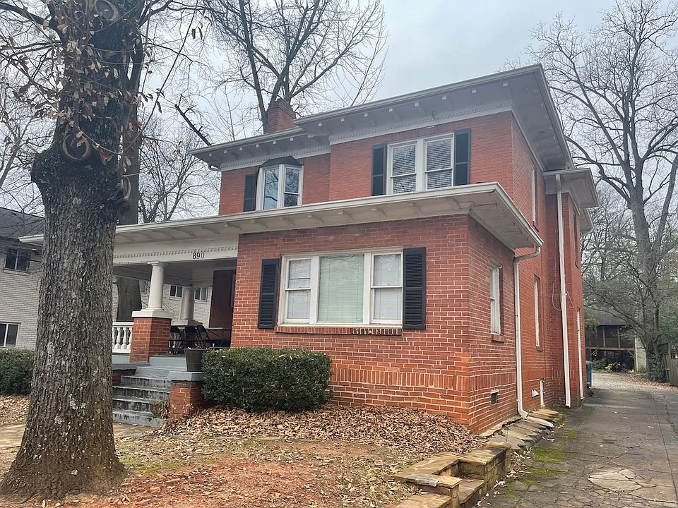 Highland Ave NE, 890