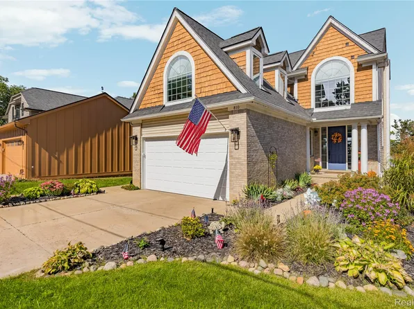 810 Wolverine Dr, Wolverine Lake, MI 48390