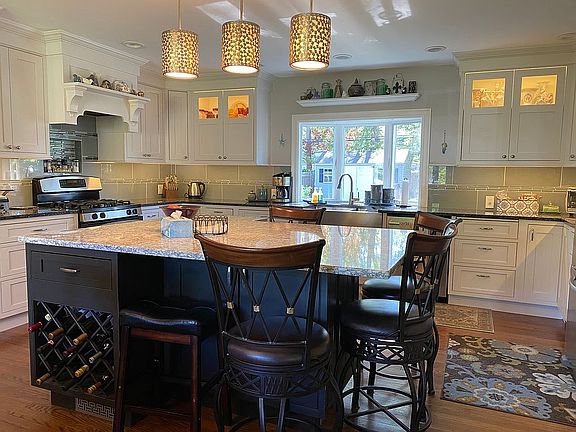 3rd image of 12 Peony Ln