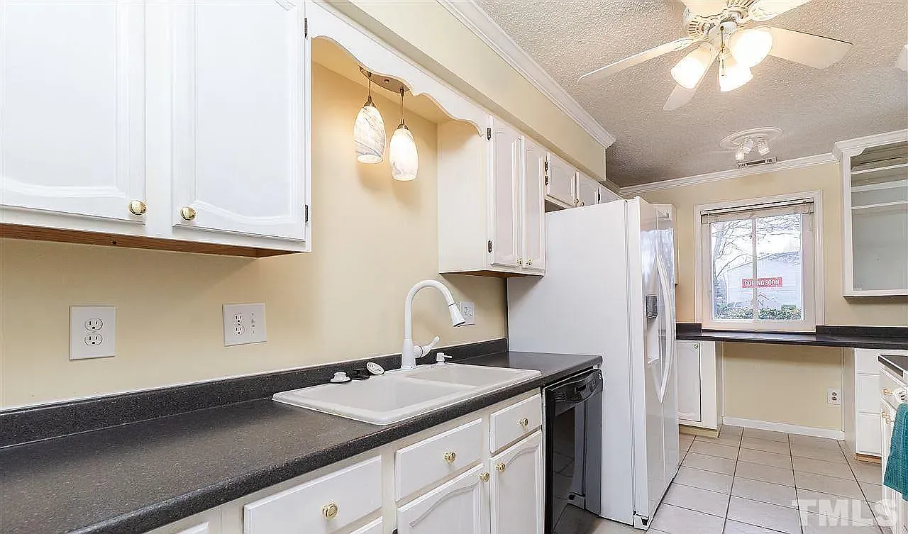 2 bed, 2.5 bath, 1332 sqft, $1,600 — Photo 4