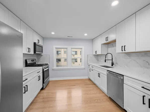 1618 Ashland Ave Floor 2, Des Plaines, IL 60016