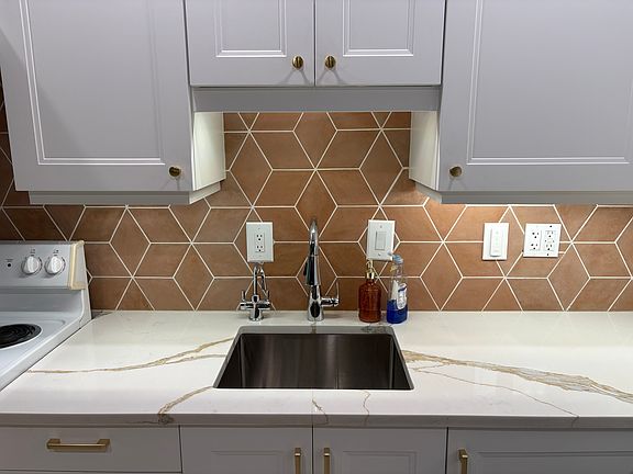 Under cabinet lighting and hot/cold filtered water tap