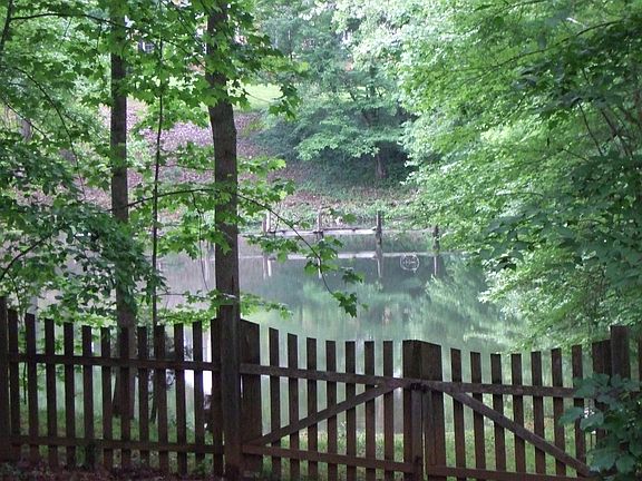 Terrace Level Apartment, Direct Pond Access with canoe, Secure dog fence area- 1acre, quiet neighborhood 4.3 miles from UVA Lawn and Rotunda.