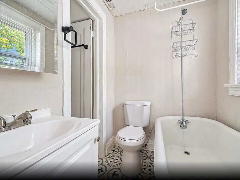 712 W 38th St. — Photo 13