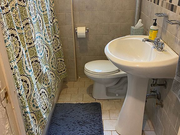4th image of 883 Franklin Ave APT 8d