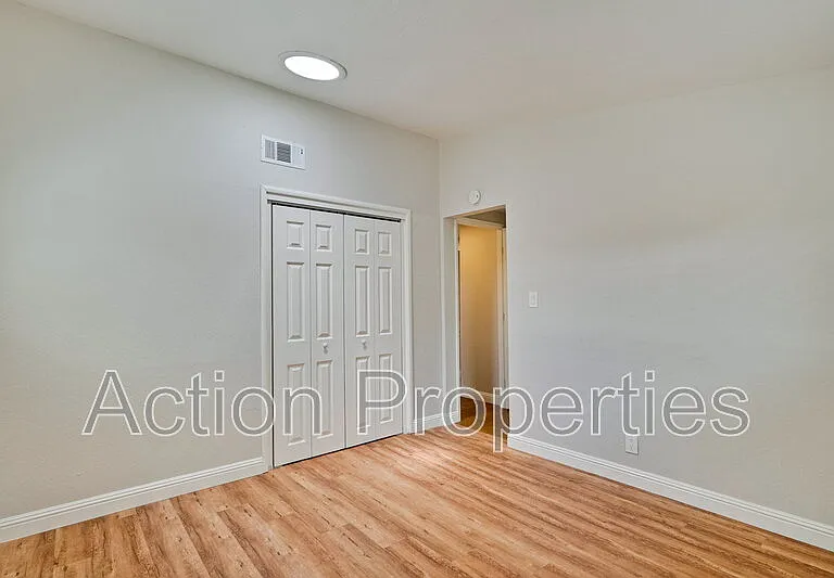 1125 Burgoyne St — Photo 12