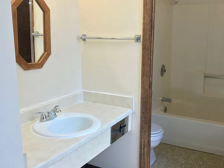 Cass Street Apartments — Photo 17