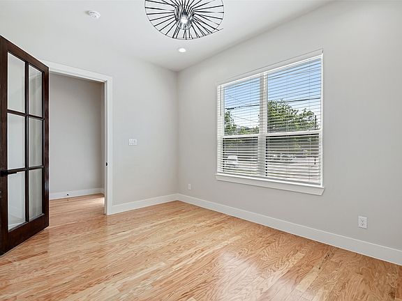5th image of 409 N Rogers St