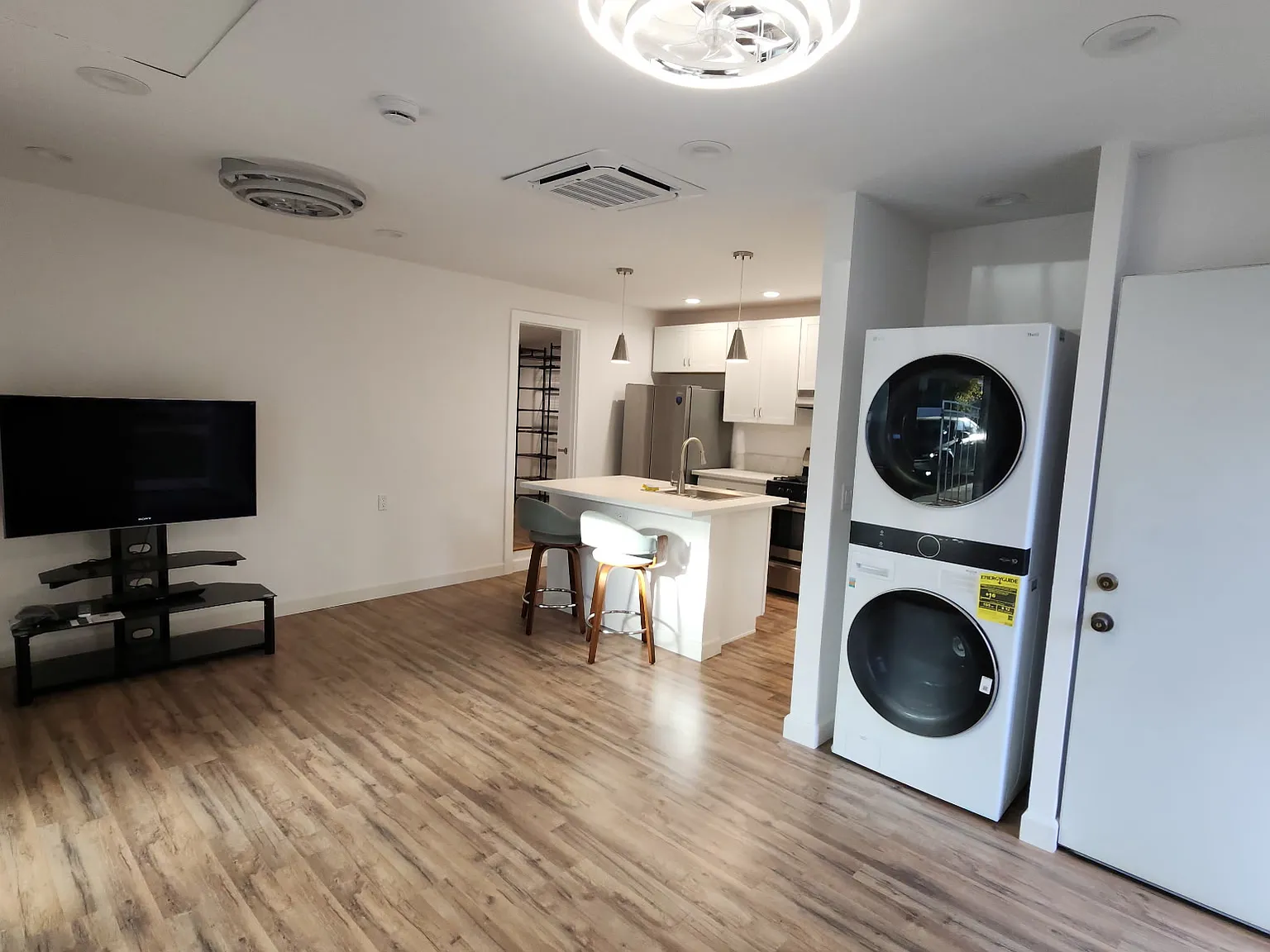 Studio, 550 sqft, $2,500 — Photo 4