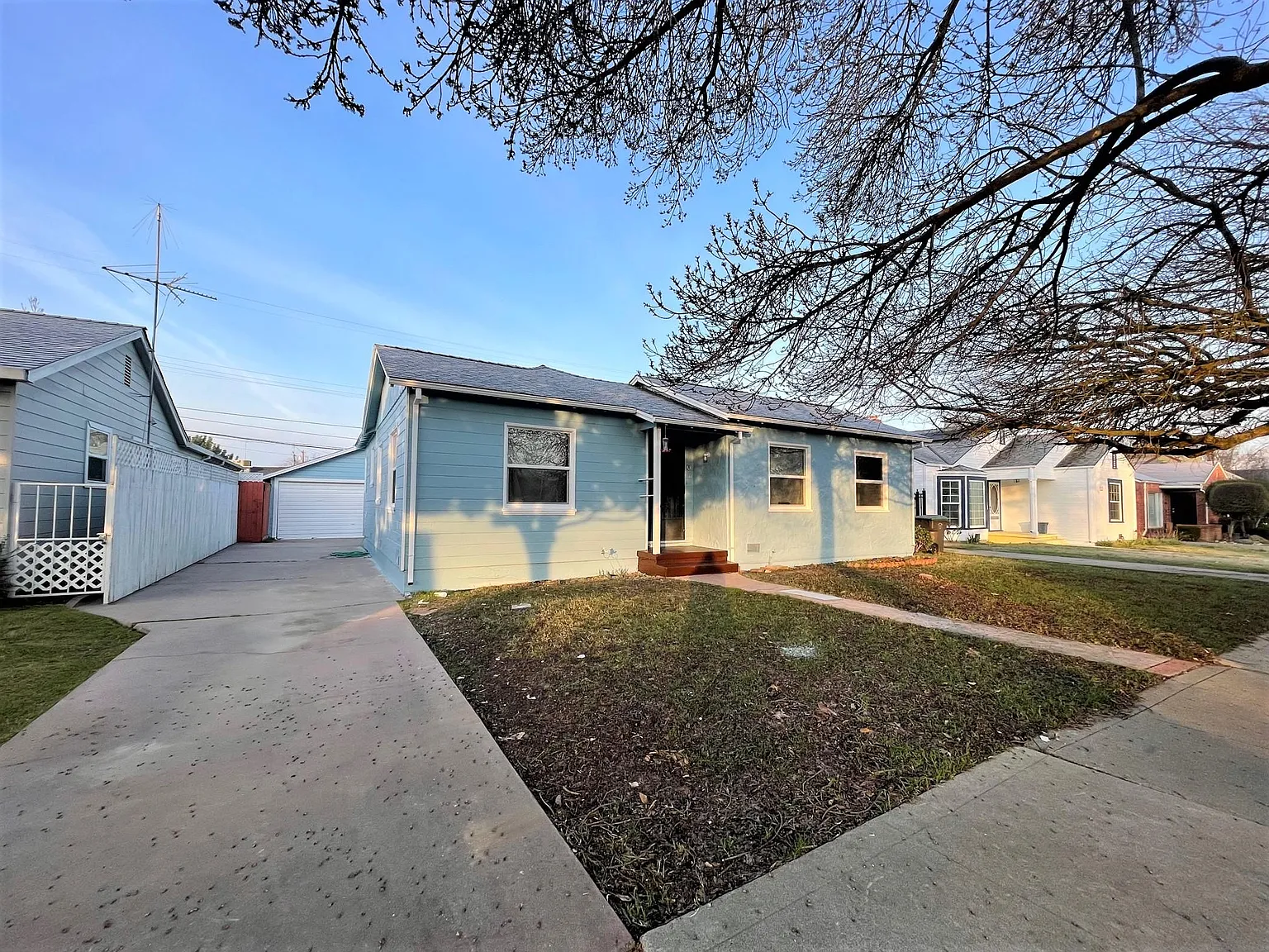 1141 Victoria Ave photo 1