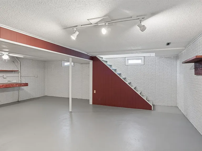 502 NE Trilein Dr — Photo 23