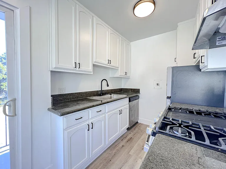 1613 Barry Ave #5 — Photo 6