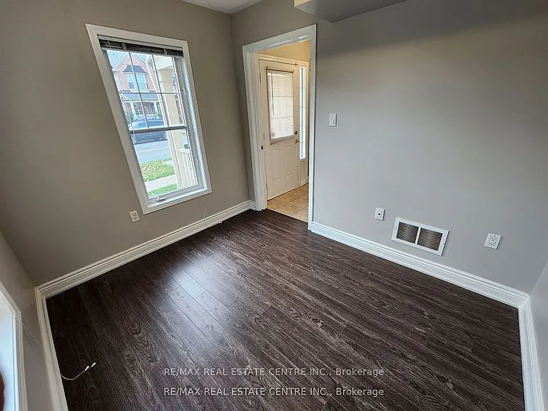 950 Burgess Gdns — Photo 5