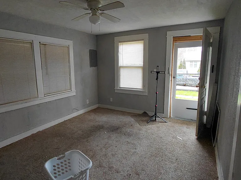 225 W Gracelawn Ave — Photo 7