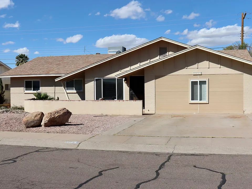 1054 E Loma Vista Dr