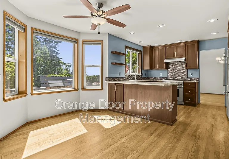 5204 Ridge Dr NE — Photo 5
