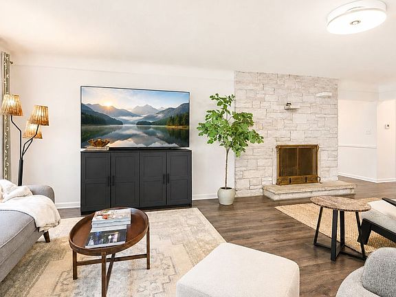 4th image of 24989 Hall Dr