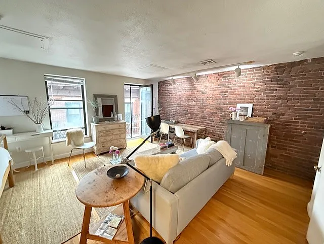 16 Greenough Ln #303 — Photo 2