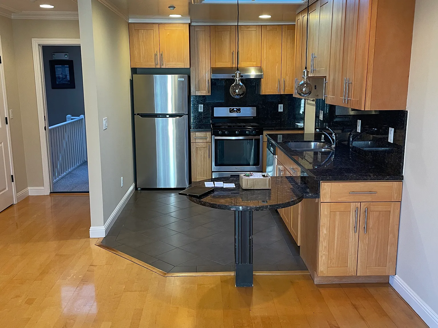 2 bed, 750 sqft, $4,000 — Photo 3