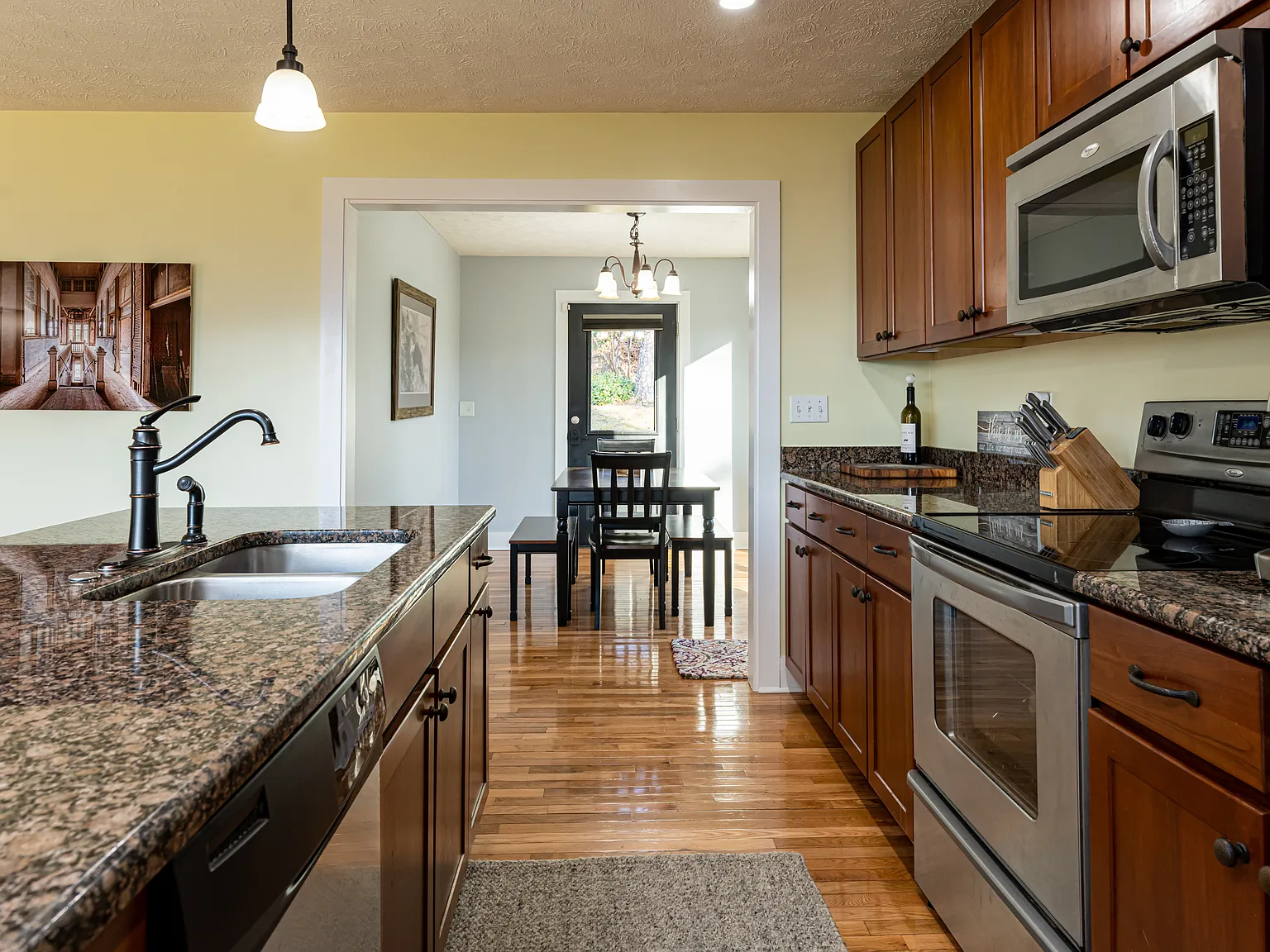 3 bed, 2.5 bath, 2800 sqft, $3,250 — Photo 3