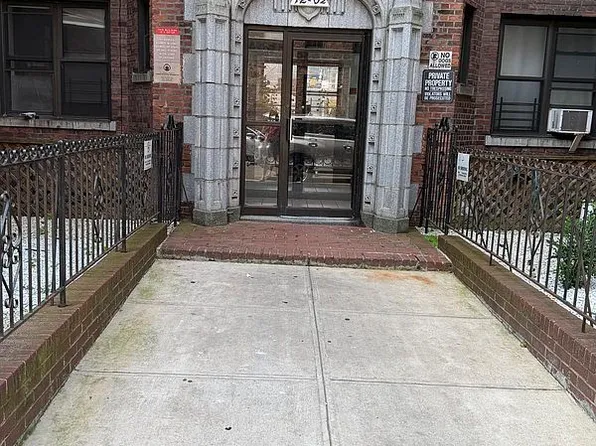 42-02 Layton St APT 106, Elmhurst, NY 11373