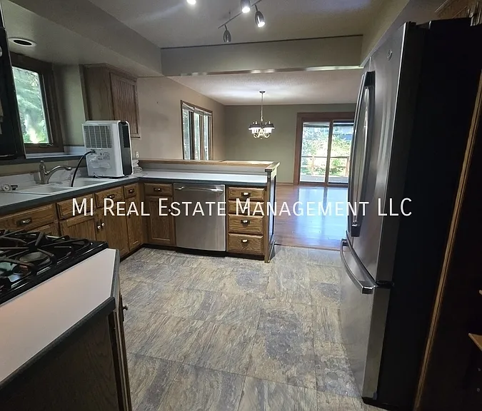 1268 Oakhampton Rd — Photo 3