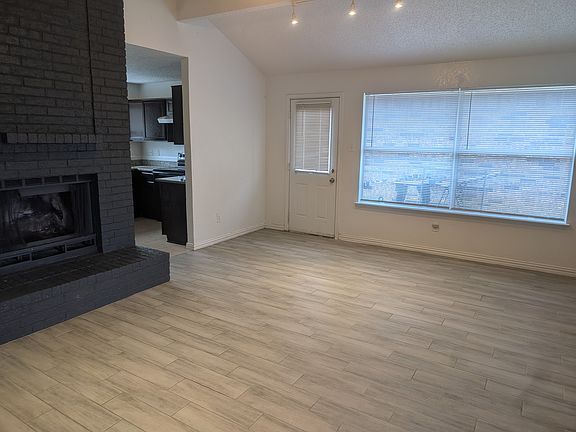 3rd image of 522 Valley Mills Dr