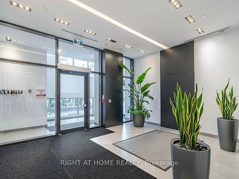 17 Dundonald St #403 — Photo 26