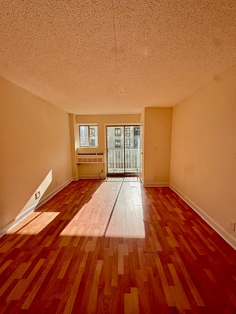 2 bed, 900 sqft, $3,150 — Photo 2
