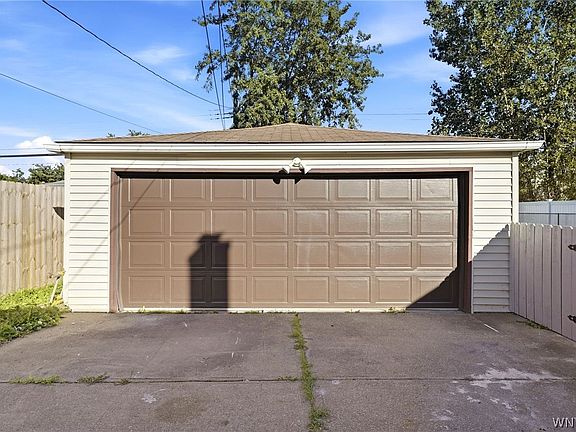 3rd image of 619 Loretta St