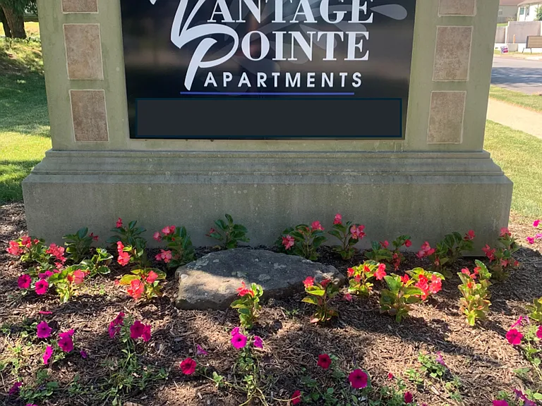 Vantage Pointe Apartments — Photo 9