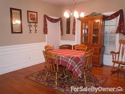 DINING ROOM
						:
						11FT X 12FT