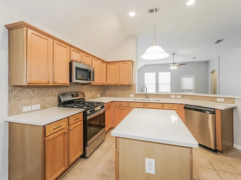 8011 Thorncroft Manor Ln — Photo 10