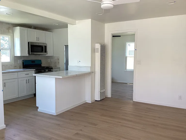 219 S G St — Photo 3