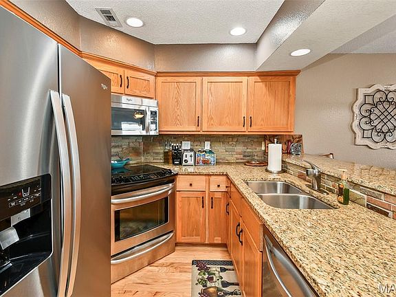 4th image of 700 Emerald Pointe Dr APT 302