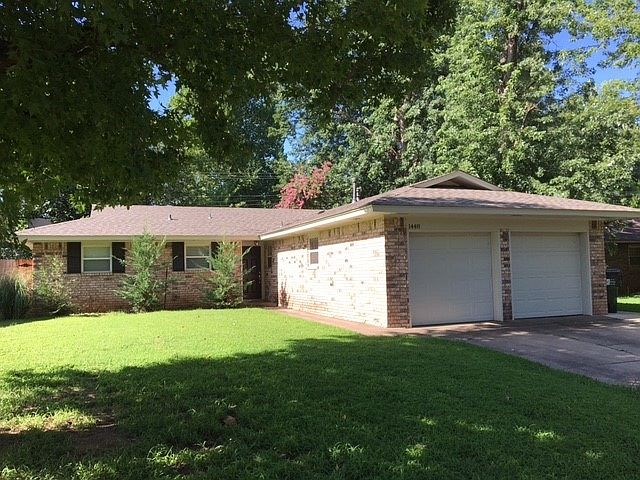 Beautiful family home & front yard