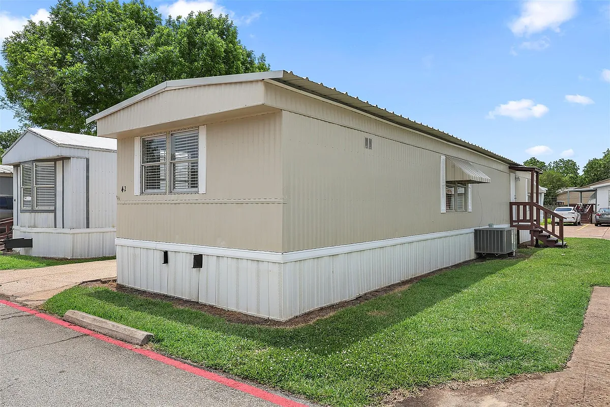Building Photo - 2222 N Austin Ave #42