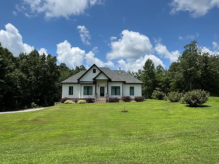 621 Pike Dr — Photo 2