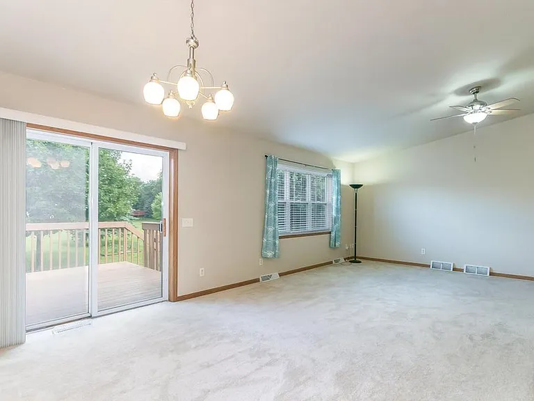 1087 N Pine St — Photo 7
